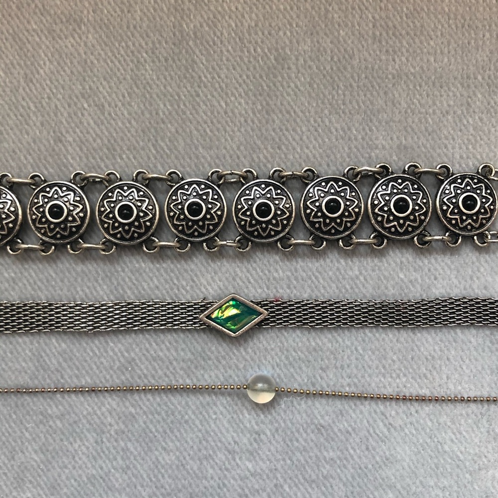 URBAN OUTFITTERS NECKLACES